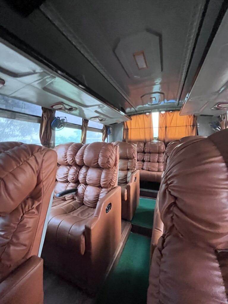 intérieur d'un bus touristique au Népal