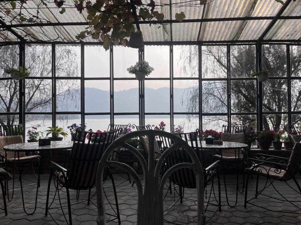 Vue sur le lac Phewa depuis un café à Pokhara, Népal