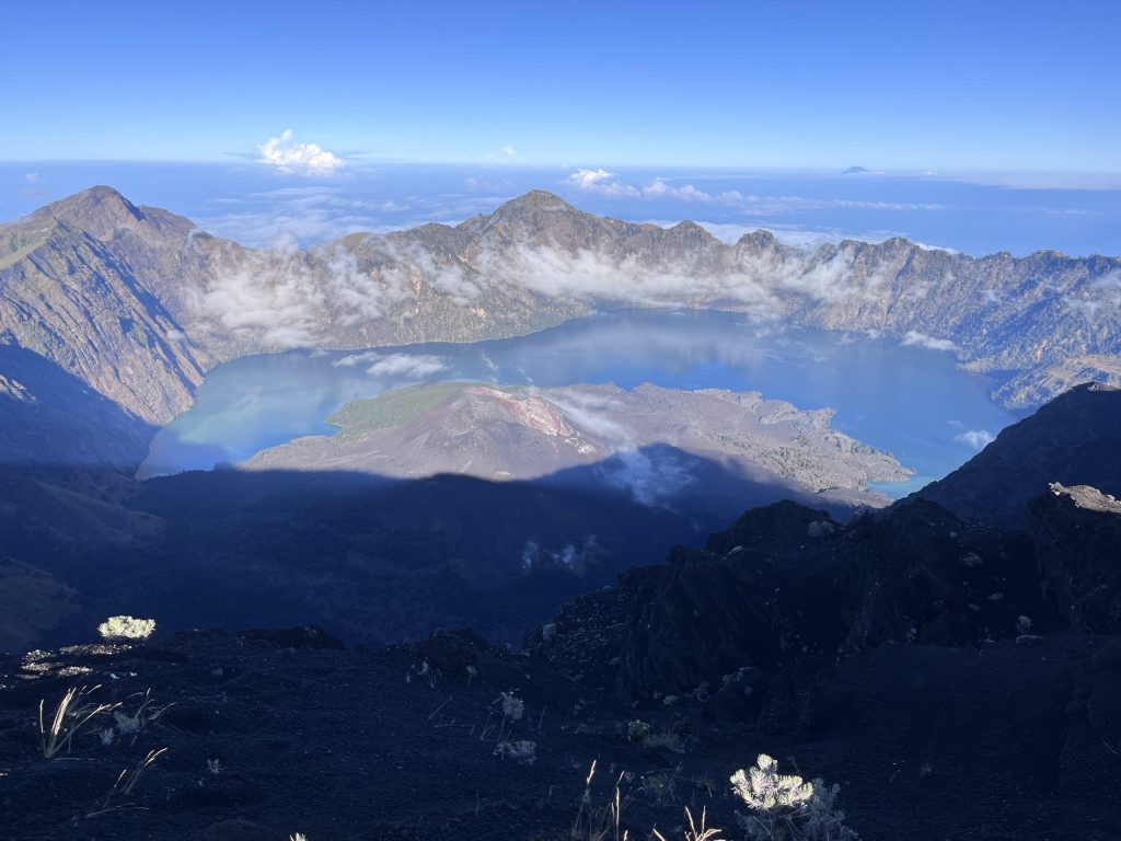 Mont Rinjani, volcan actif et site de randonnée emblématique de Lombok Indonésie