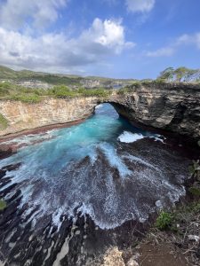 Broken Beach (Pasih Uug) à Nusa Penida Bali Indonésie, arche naturelle et lagon turquoise