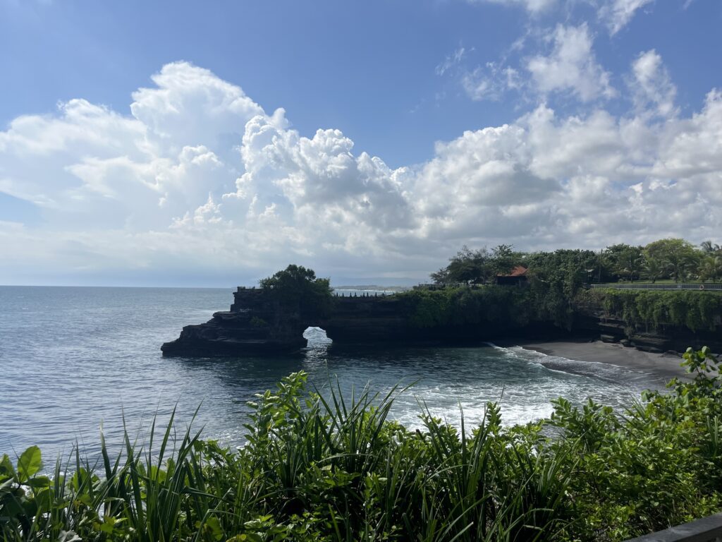Arche rocheuse et temple de Batu Bolong près de Tanah Lot, Bali