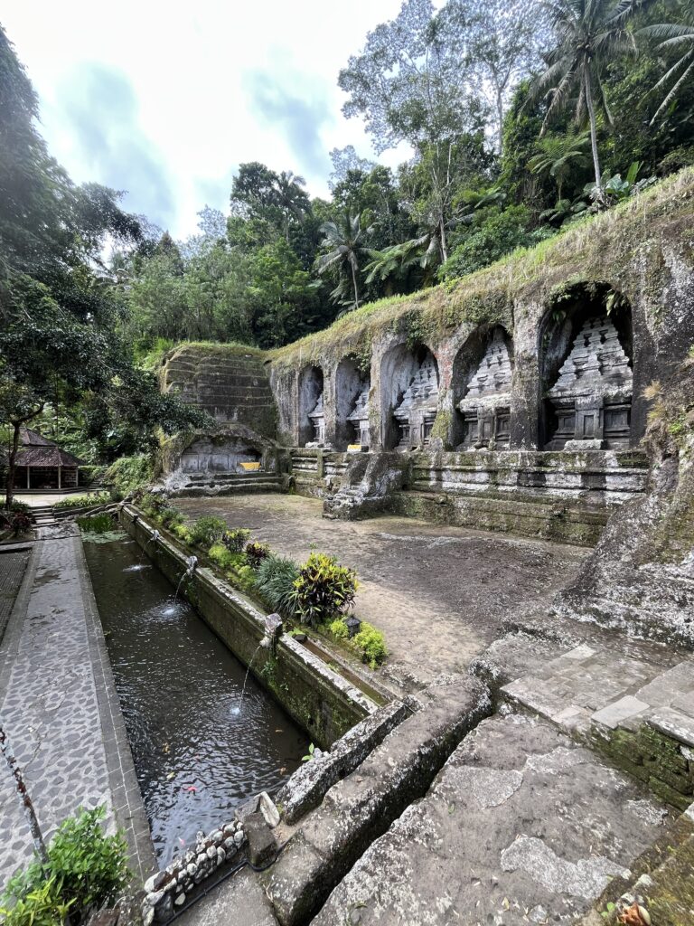 Sanctuaires taillés dans la roche au temple Gunung Kawi, Bali