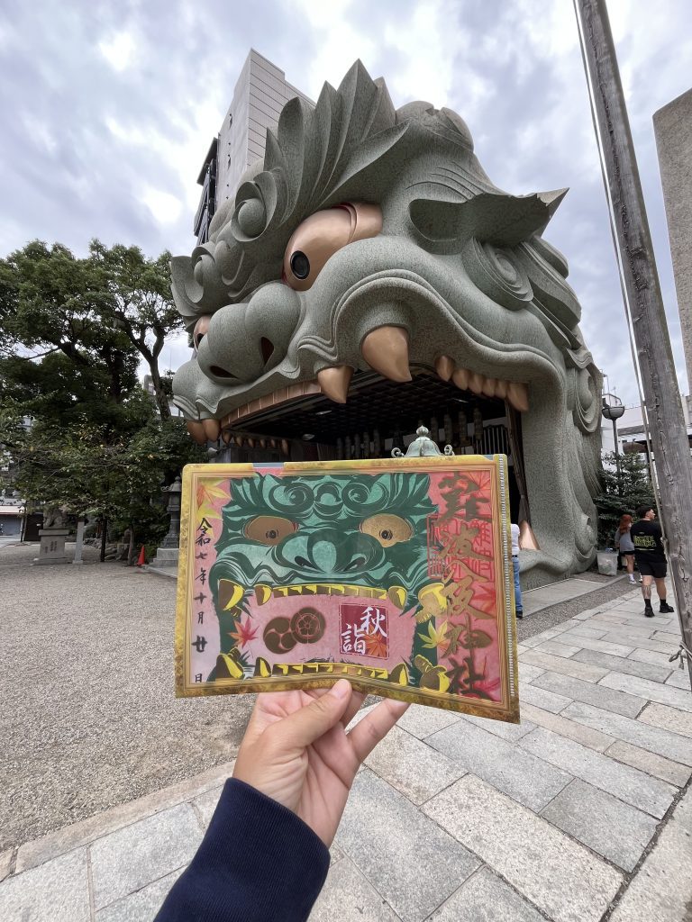 Sculpture géante en forme de tête de lion au Namba Yasaka Shrine à Osaka, Japon