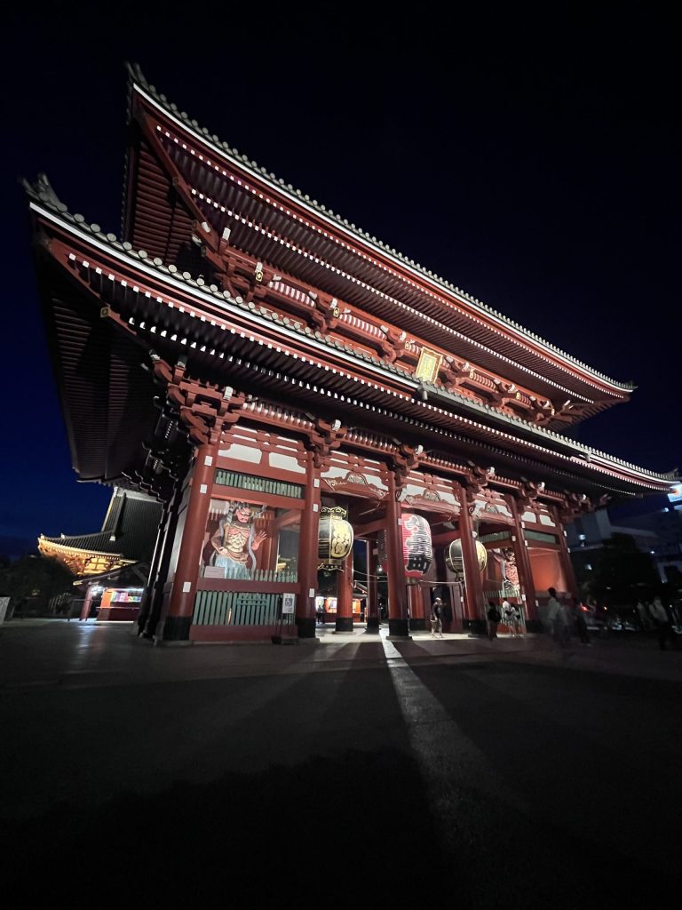 temple Sensō-ji illuminé de nuit à Tokyo