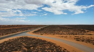 Vue drone d’une route presque déserte sur la côte Ouest de l’Australie en été