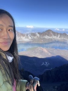 Selfie au sommet du mont Rinjani avec le volcan en arrière-plan à Lombok Indonésie