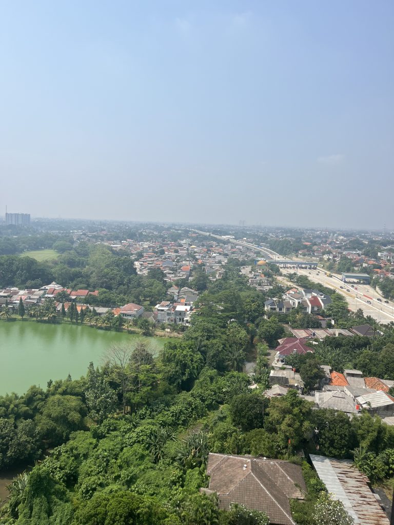 vue sur les immeubles de Jakarta depuis un Airbnb