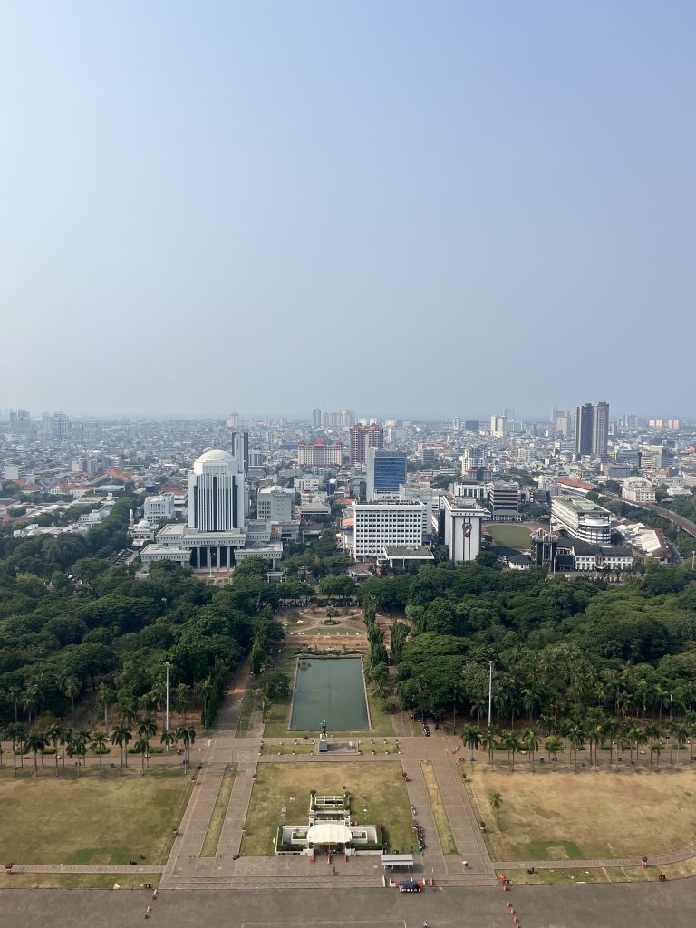 vue panoramique sur Jakarta depuis le sommet du Monas