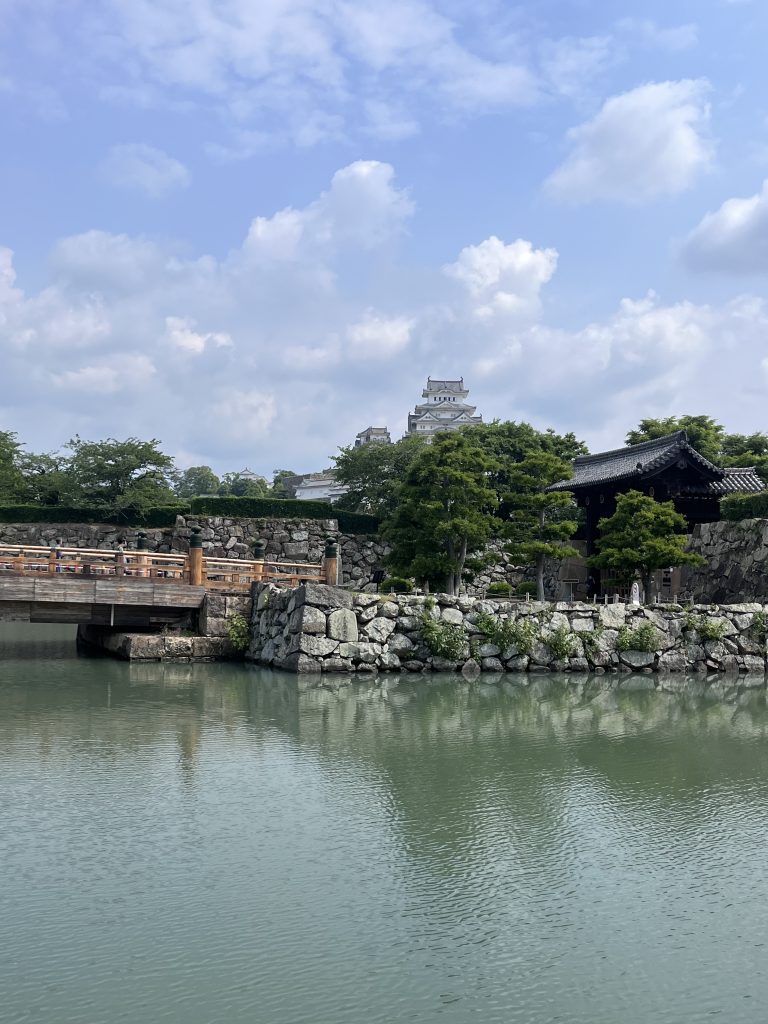 château d’Himeji au Japon avec eau au premier plan