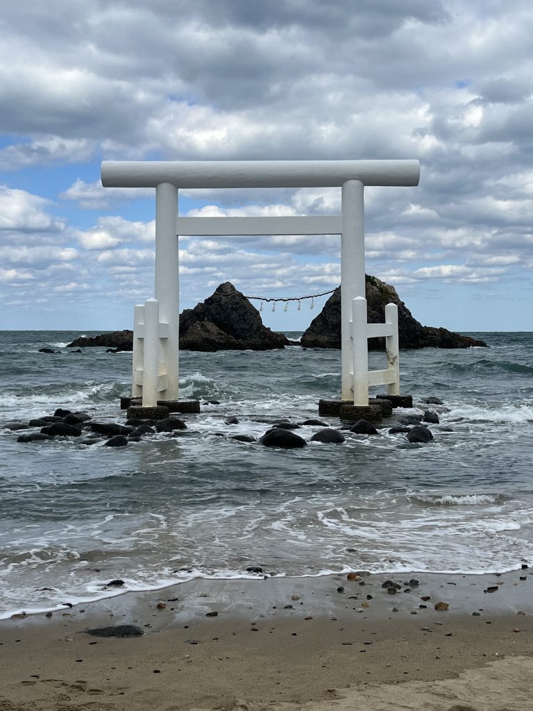 Torii en premier plan devant les rochers Meoto Iwa à Itoshima, Fukuoka Japon