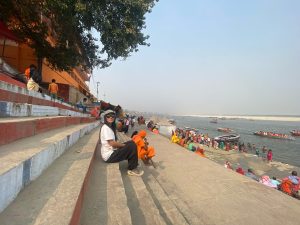 voyageuse assise sur les ghats de Varanasi en Inde