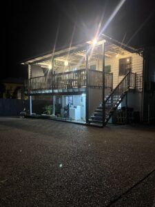 Façade de l'auberge de jeunesse GoNow à Brisbane de nuit, Australie
