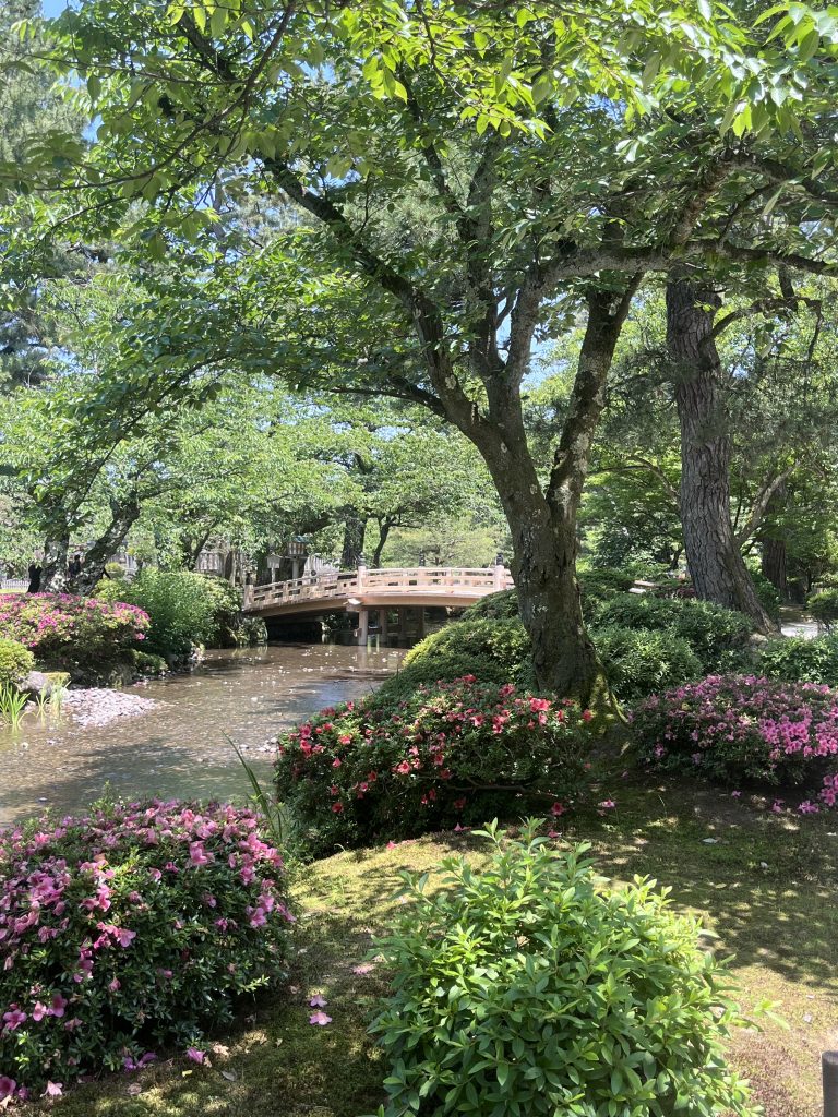 Pont en bois dans le jardin Kenroku-en à Kanazawa.