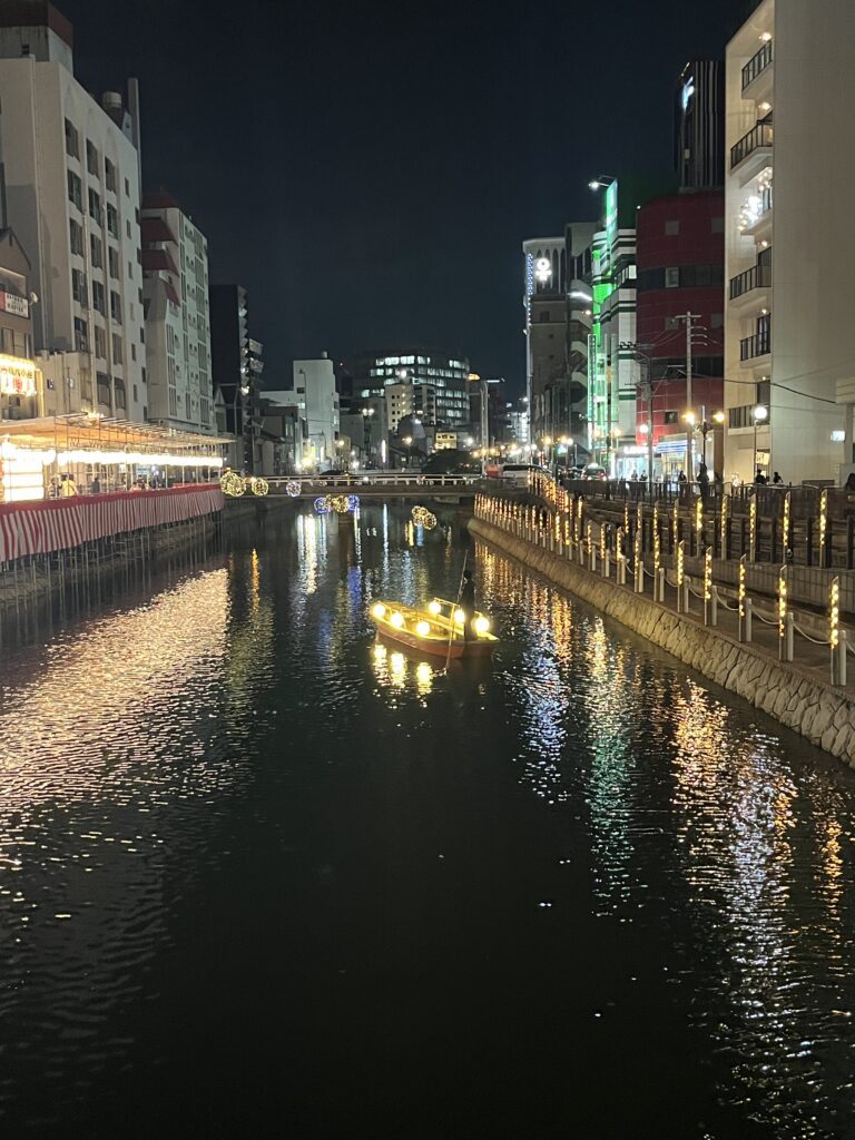 Vue de nuit sur le canal qui traverse Fukuoka