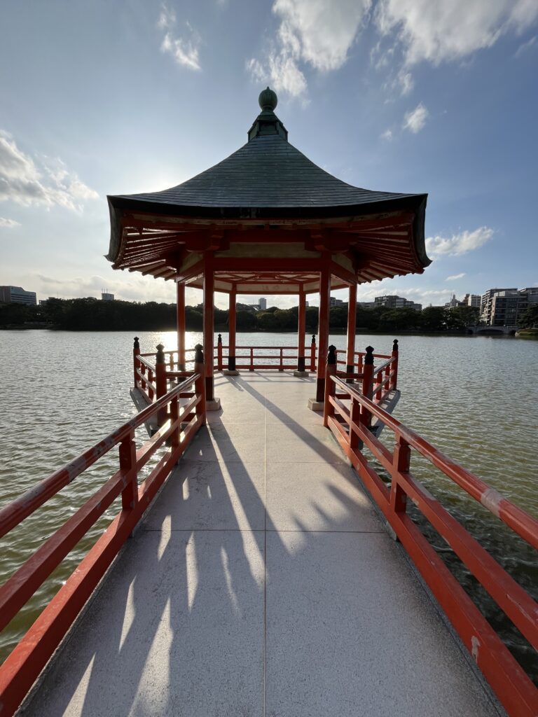 Jardin japonais et pagode dans le parc Ohori à Fukuoka