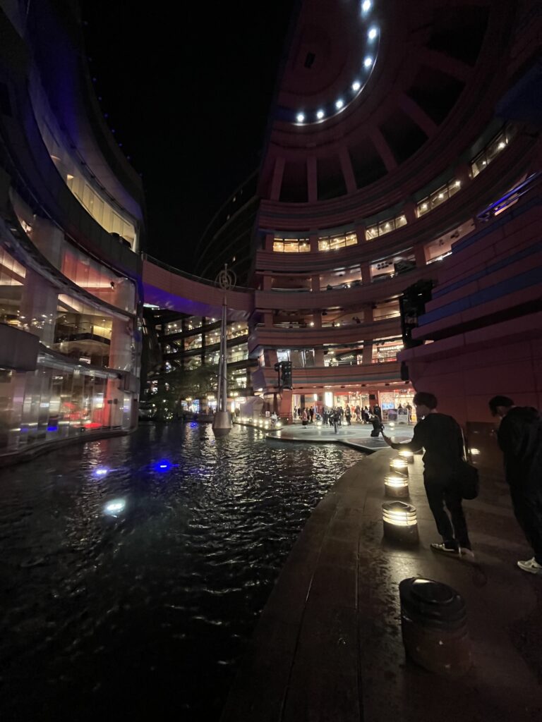 Canal City Hakata illuminé de nuit, centre commercial de Fukuoka