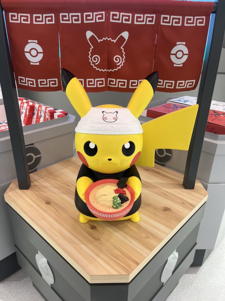 Figurine Pikachu tenant un bol de ramen, Pokémon Center Fukuoka