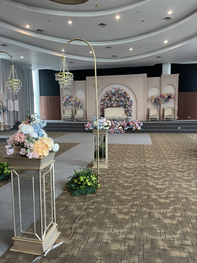 Estrade fleurie de la salle d'un mariage traditionnel indonésien à Jakarta
