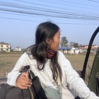 Personne assise dans une camionnette au Népal pendant le trajet vers Chitwan.